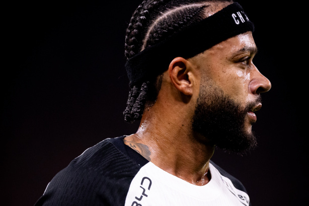 Memphis se pronuncia após 'indireta' ao Corinthians em publicação no Instagram