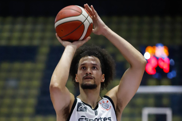 Ala do Corinthians registra maior pontuação da carreira em vitória sobre o Osasco no NBB