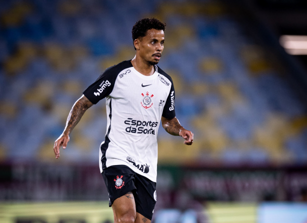 Volante do Corinthians é denunciado pelo STJD e pode pegar até seis jogos de suspensão