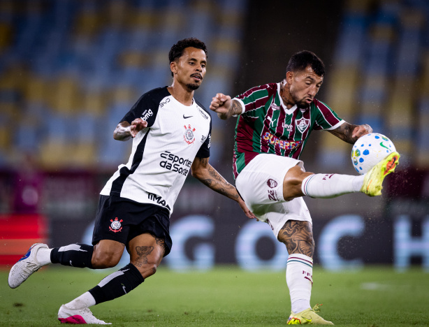 Árbitro classifica como 'desrespeitoso' ato que culminou em expulsão de volante do Corinthians