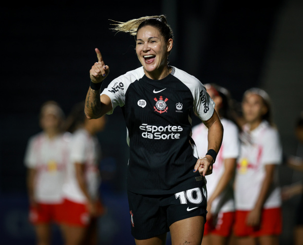 Atacante do Corinthians lidera disputa pela Bola de Ouro do Brasileirão Feminino