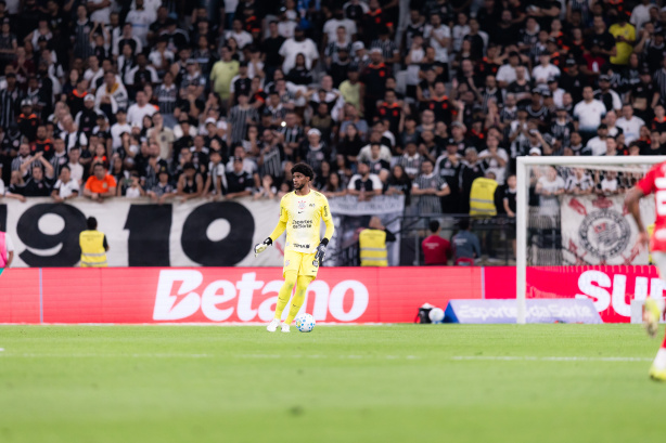 Técnico do Corinthians aposta em evolução de Hugo Souza com os pés e destaca metodologia de trabalho