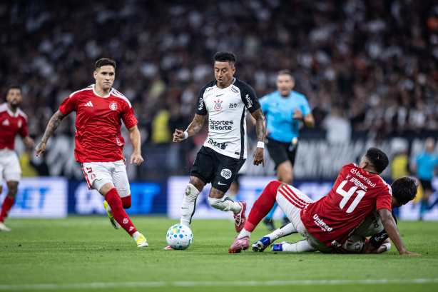Meia-atacante do Corinthians faz sua estreia como titular em derrota para o Internacional