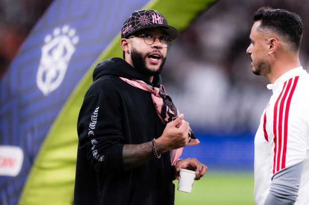Ídolo do Corinthians critica Memphis Depay após derrota do time para o Internacional