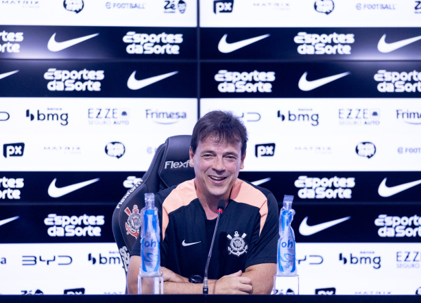 Novo técnico do Corinthians elogia laterais e projeta possibilidade de convocações à Seleção