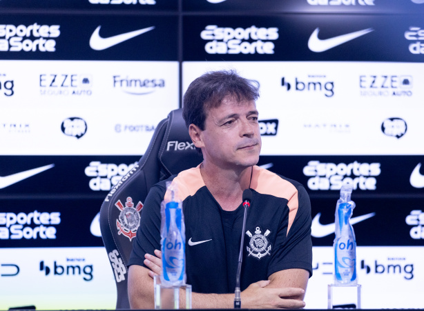 Diniz acredita na força da confiança e busca reverter momento no Corinthians