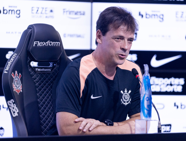 Fernando Diniz explica escolhas para a comissão técnica que trouxe ao Corinthians