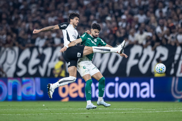 DÉRBI INTENSO: Defensa del Corinthians Resiste Expulsiones
