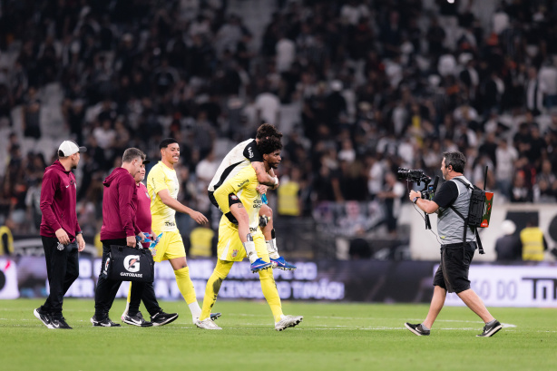 Goleiro do Corinthians é eleito craque durante empate no Dérbi; expulsos são os piores