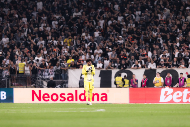 Goleiro do Corinthians critica a arbitragem e valoriza a garra da equipe após empate no Dérbi