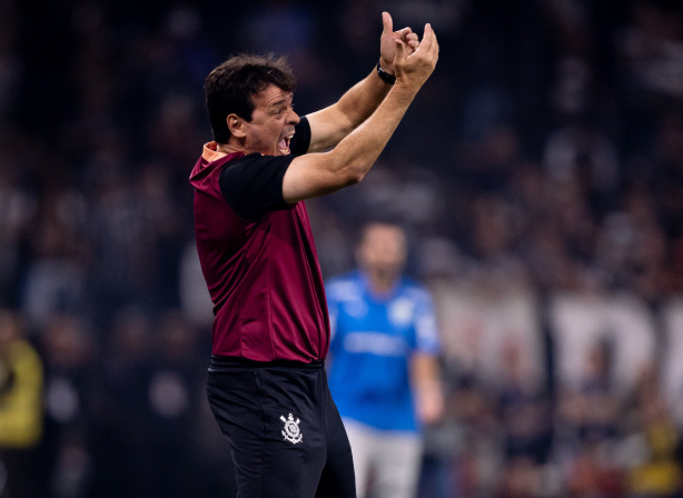 Ex-lateral do Corinthians faz alerta para Fernando Diniz e cobra equilíbrio emocional da equipe