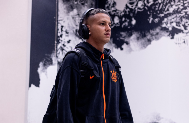 Atacante do Corinthians passa por cirurgia no joelho esquerdo