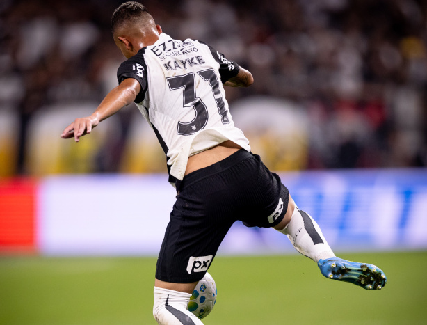 Kayke deixa o campo contra o Barra com problemas no joelho