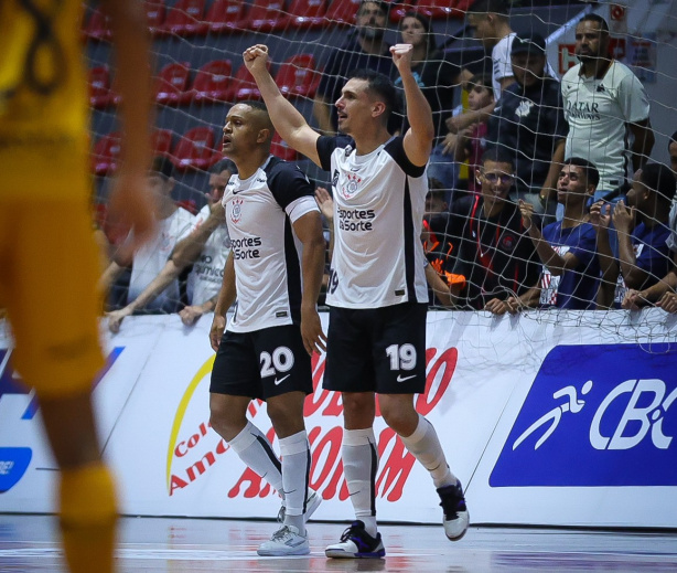 Pivô iguala vice-artilharia do Corinthians na temporada após derrota na LNF