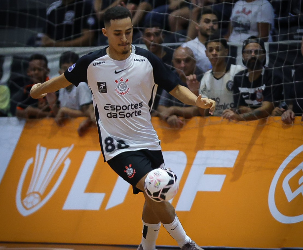 Jovem recém-promovido pelo Corinthians marca primeiro gol na equipe profissional