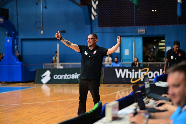Técnico do Corinthians comenta blindagem do elenco e classificação às quartas de final do NBB
