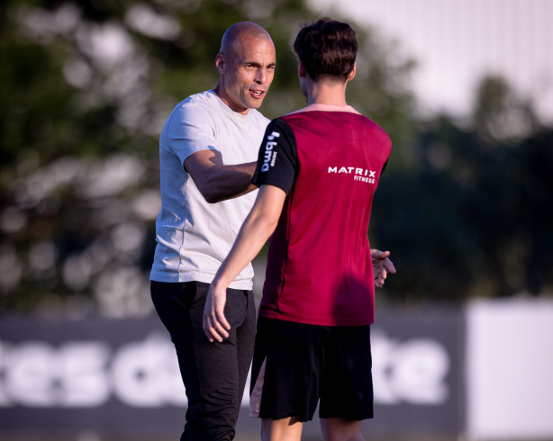 Diniz exalta contratação de ex-goleiro e vê elenco do Corinthians blindado após cobranças