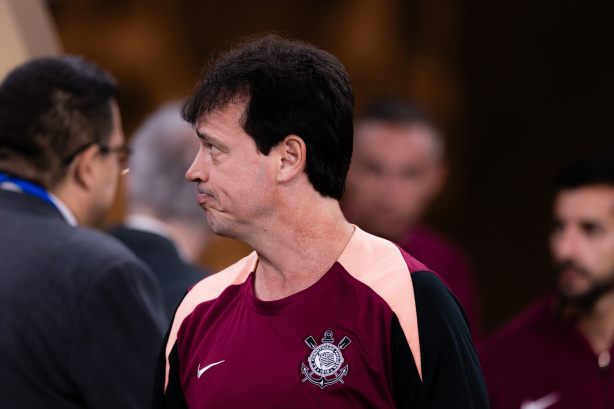 Técnico do Corinthians confia em evolução do desempenho ofensivo e valoriza melhora da defesa