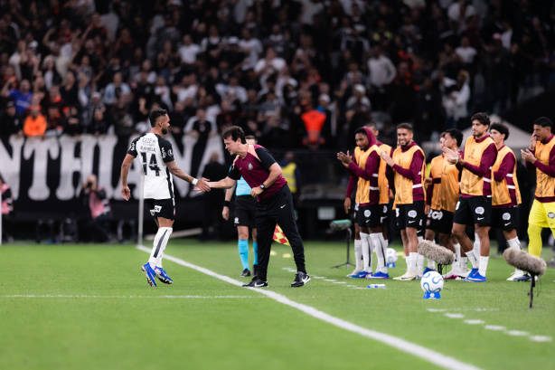 Volante do Corinthians revela impressões iniciais sobre Fernando Diniz no comando da equipe