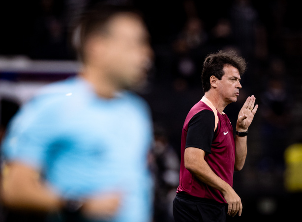 Fernando Diniz repete feito que apenas dois técnicos conquistaram na história do Corinthians