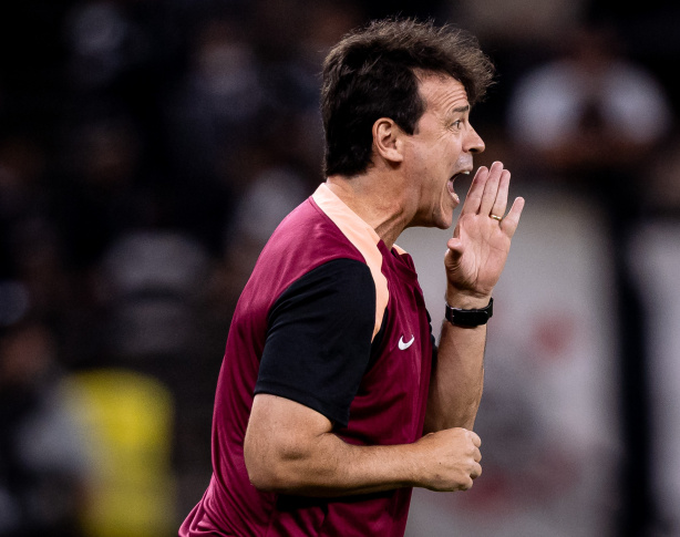 Diniz analisa prós e contras de repetir escalações no Corinthians e pondera sobre jogo contra Barra