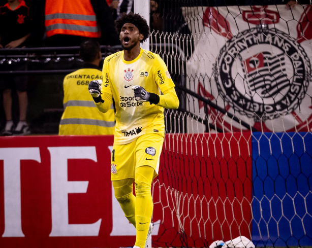 Corinthians consegue efeito suspensivo e Hugo Souza está liberado para atuar contra o Vitória