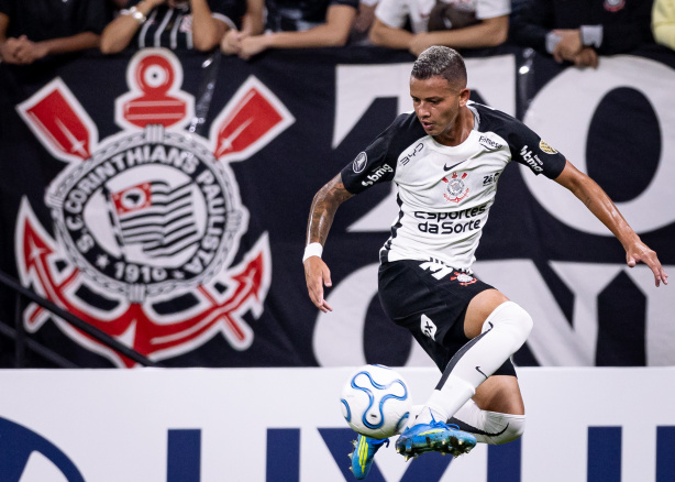 Fernando Diniz comenta lesão de atacante e destaca acompanhamento diário no Corinthians