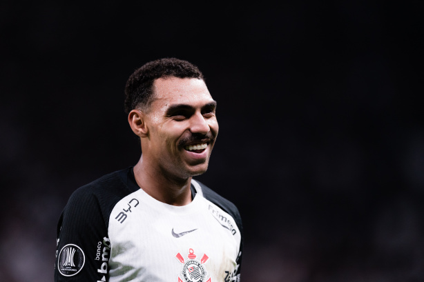 Lateral do Corinthians avalia jogo na altitude de Bogotá e projeta nova sequência sem sofrer gols
