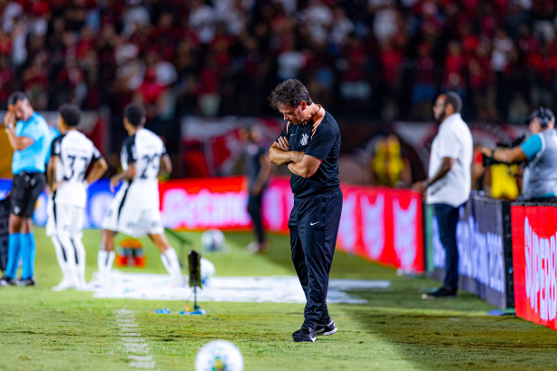Técnico do Corinthians detalha opção de Carrillo na lateral e destaca versatilidade de Bidon