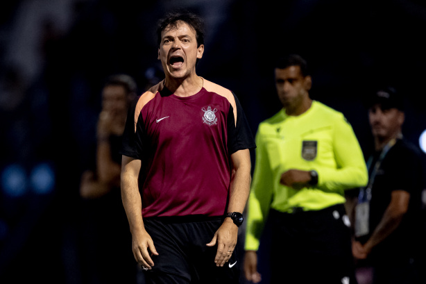 Técnico do Corinthians explica rodízio após quatro partidas repetindo a escalação titular