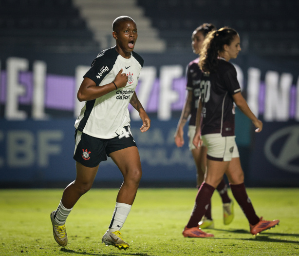 Técnica do Corinthians explica 'geladeira' em Jhonson e celebra gol da atacante