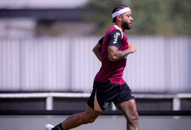 Corinthians confirma retorno parcial de Memphis Depay; jovem atacante realiza trabalhos com o elenco