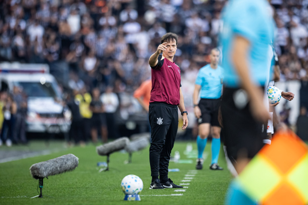 Técnico do Corinthians analisa vitória sobre o Vasco e lamenta expulsão de volante no primeiro tempo
