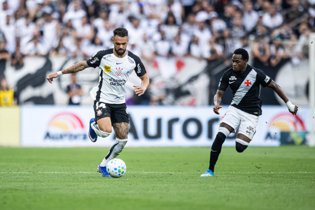 Volante improvisado na lateral tem boa atuação e é líder de duelos vencidos em Corinthians e Vasco