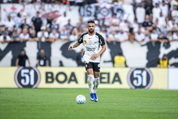 Defesa se destaca e lateral improvisado é eleito o craque da vitória do Corinthians sobre o Vasco