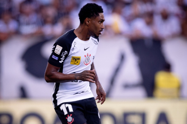 Atacante sente dores no quadril e desfalca o Corinthians contra o Mirassol