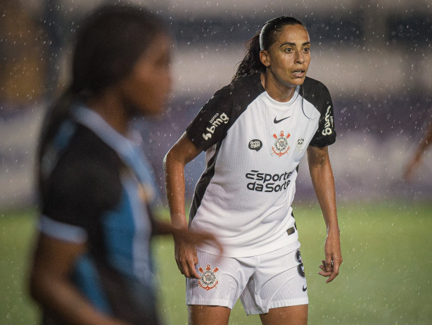 Meia-atacante do Corinthians critica gramado em Porto Alegre e valoriza vitória sobre o Grêmio