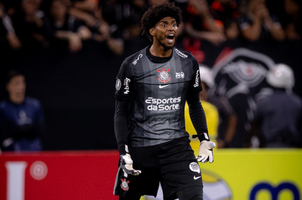 Corinthians divulga nota defendendo Hugo Souza após caso de racismo na Colômbia