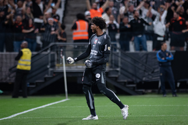 Goleiro do Corinthians exalta vitória sobre o Peñarol e avalia desempenho defensivo
