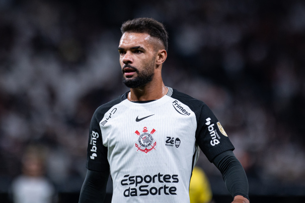 Volante ganha elogios de Fernando Diniz por versatilidade e evolução no Corinthians