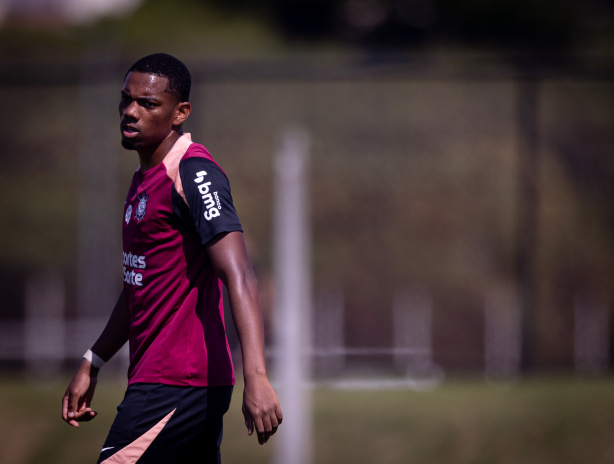 Raniele defende oscilação de jovem do Corinthians e relata pedido de desculpa por expulsões