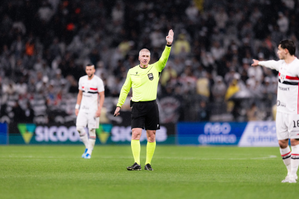 Gesto obsceno? Entenda por que Daronco não expulsou meio-campista do São Paulo contra o Corinthians
