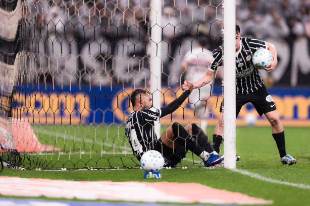 Técnico do Corinthians minimiza erro de volante em gol do rival e exalta a coragem e papel defensivo