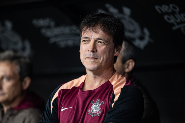 Técnico do Corinthians explica gestão de elenco e celebra entrega do time em vitória sobre São Paulo