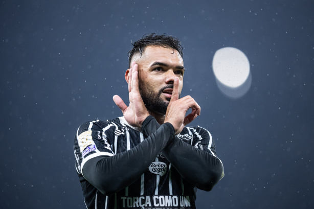 Raniele entra em seleto grupo de volantes do Corinthians e rivaliza com ídolos em números defensivos