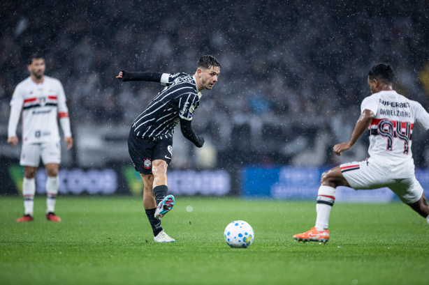 Dupla do meio de campo do Corinthians valoriza a união do grupo na vitória contra o São Paulo