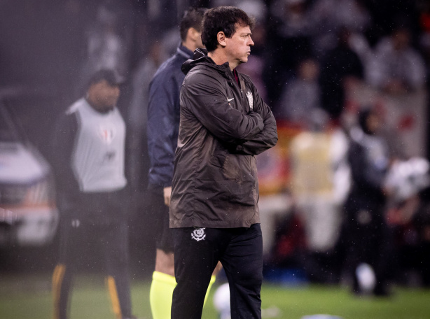 Diniz admite dificuldade do Corinthians no Brasileirão e cobra fim das oscilações na temporada
