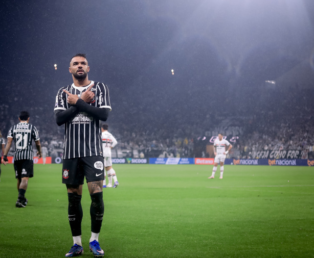 Volante do Corinthians analisa gol marcado e ressalta apoio do elenco apĂłs erro no Majestoso