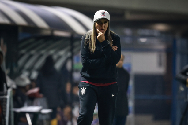 Técnica do Corinthians admite preocupação com sistema defensivo após empate contra o Santos