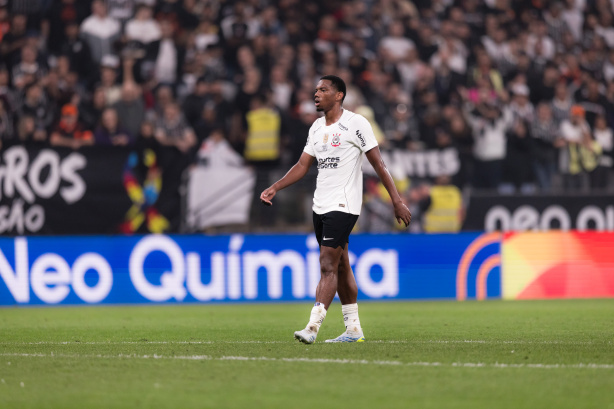 Técnico do Corinthians defende jovem volante de críticas após classificação na Copa do Brasil